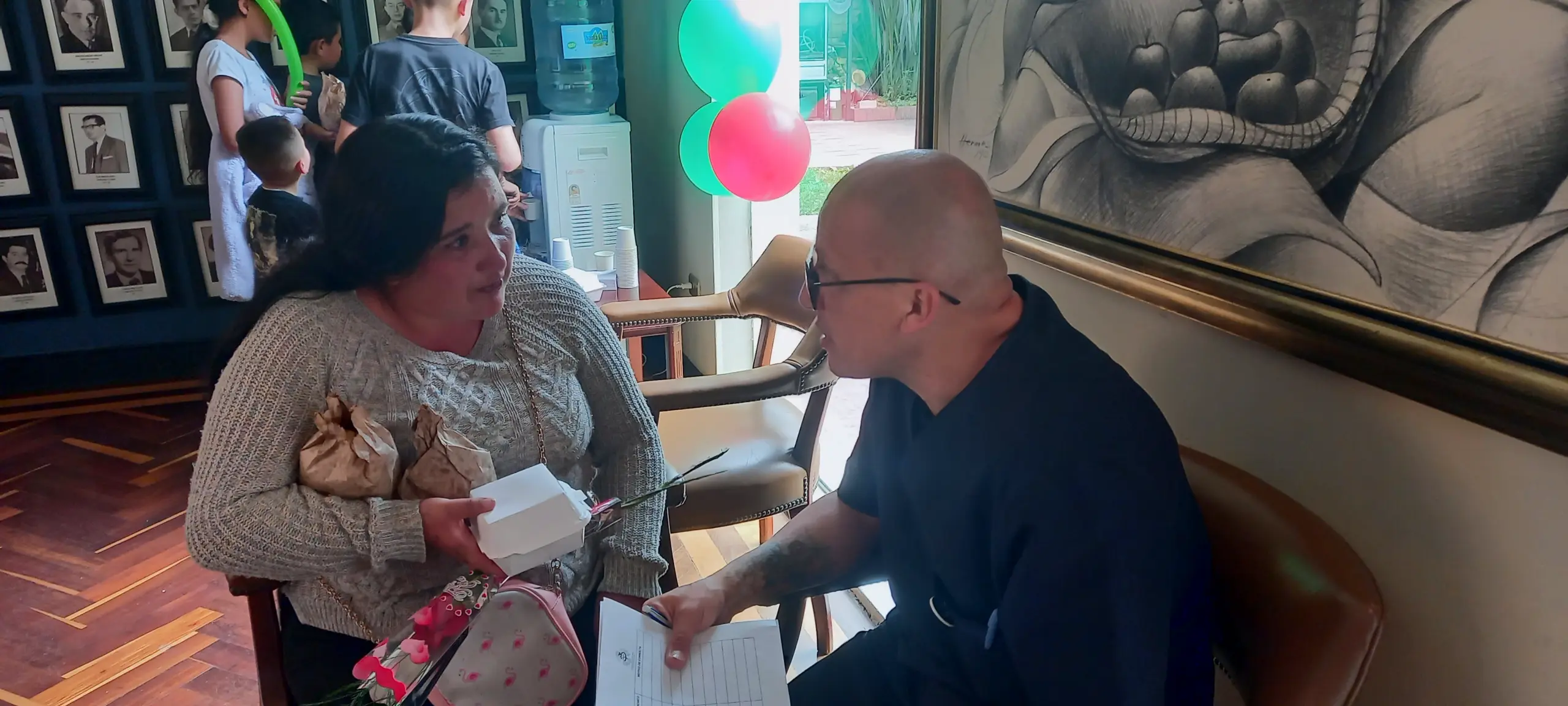 Leydi conversa con Hernán García durante la jornada de Casa Santander