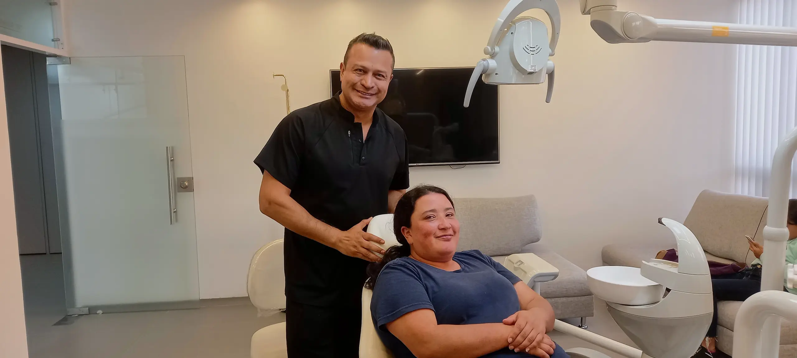 Leydi Vanegas junto al Dr. Ramiro Naranjo durante una cita odontológica