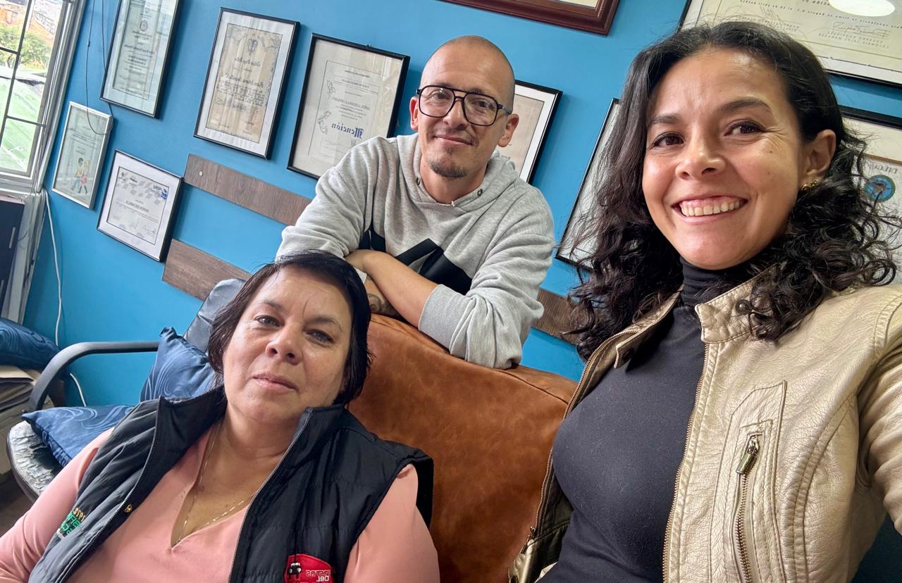 María Consuelo Orjuela, Hernán García y Karen Escamilla en una oficina.