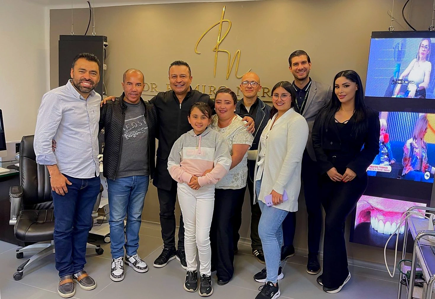 Leydi, el Dr. Ramiro Naranjo y el equipo clínico durante la entrega del caso en la clínica